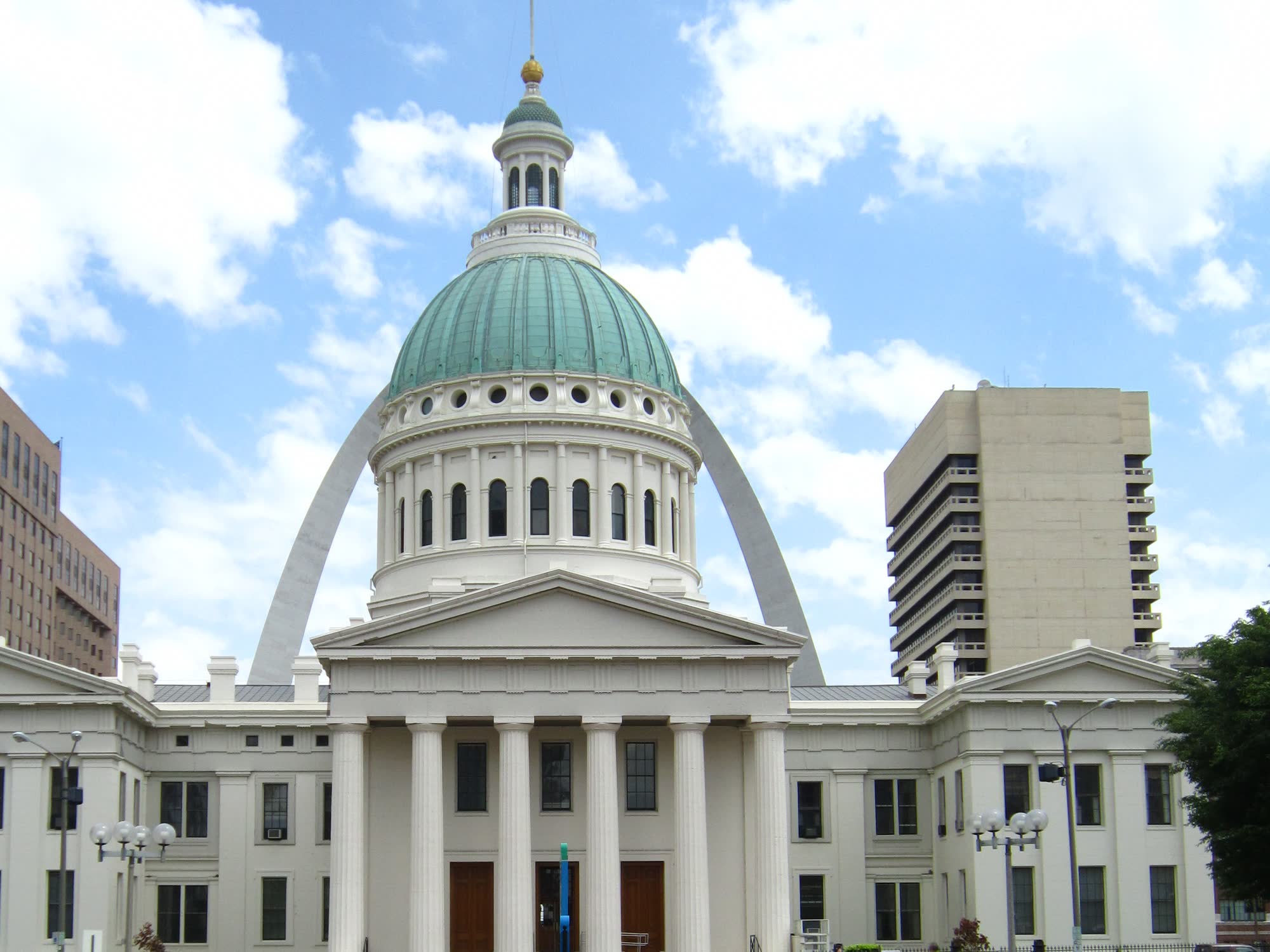 The Old Courthouse and the Gateway Arch from Kiener Plaza